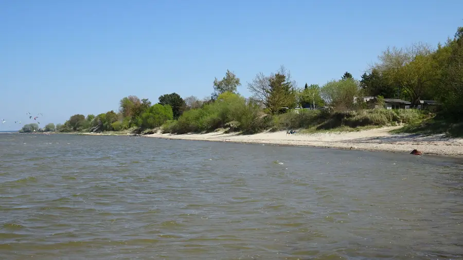 Kiten, Windsurfen, Baden – Blick nach Osten