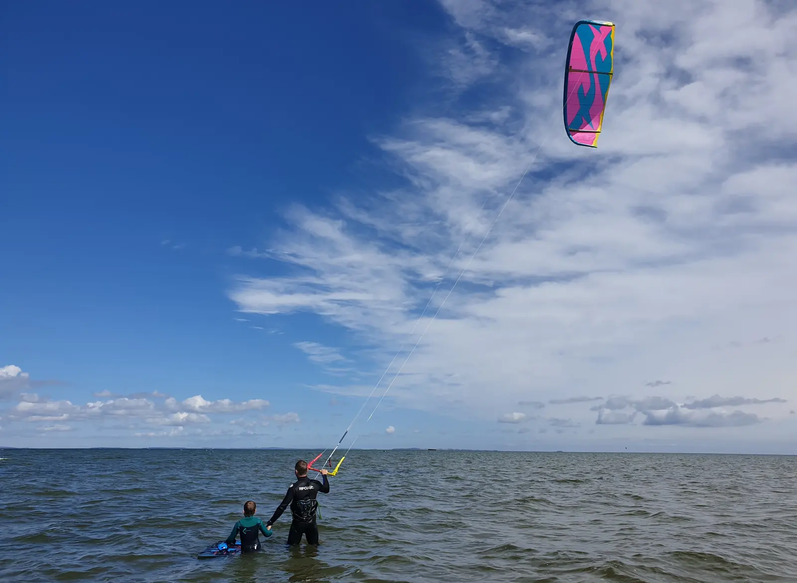 Kitesurf-Lehrer mit Kind im Wasser am Greifswalder Bodden