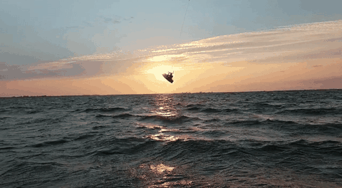 Kitesurf-Jump im Abendlicht am Greifswalder Bodden