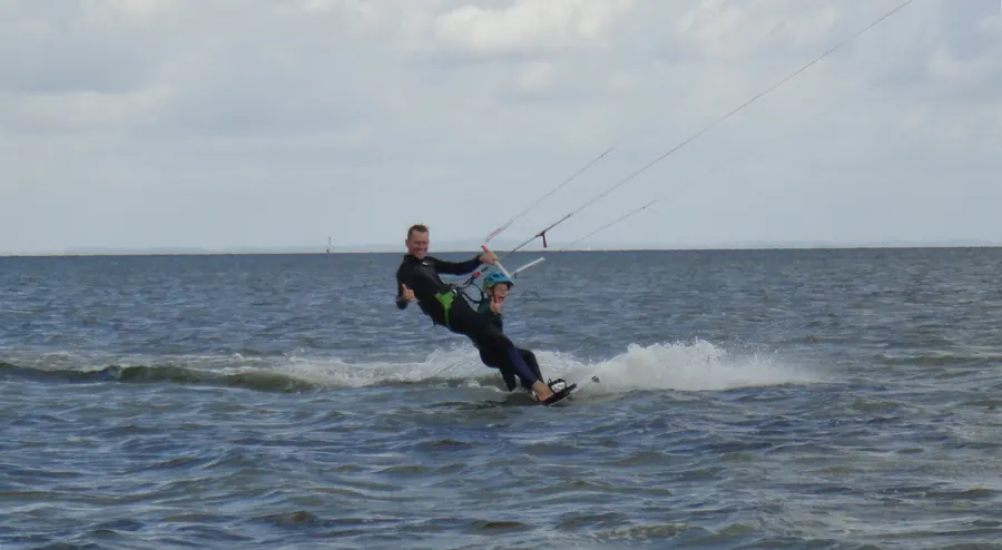 Kitesurfen zu zweit: Vater und Kind auf dem Board