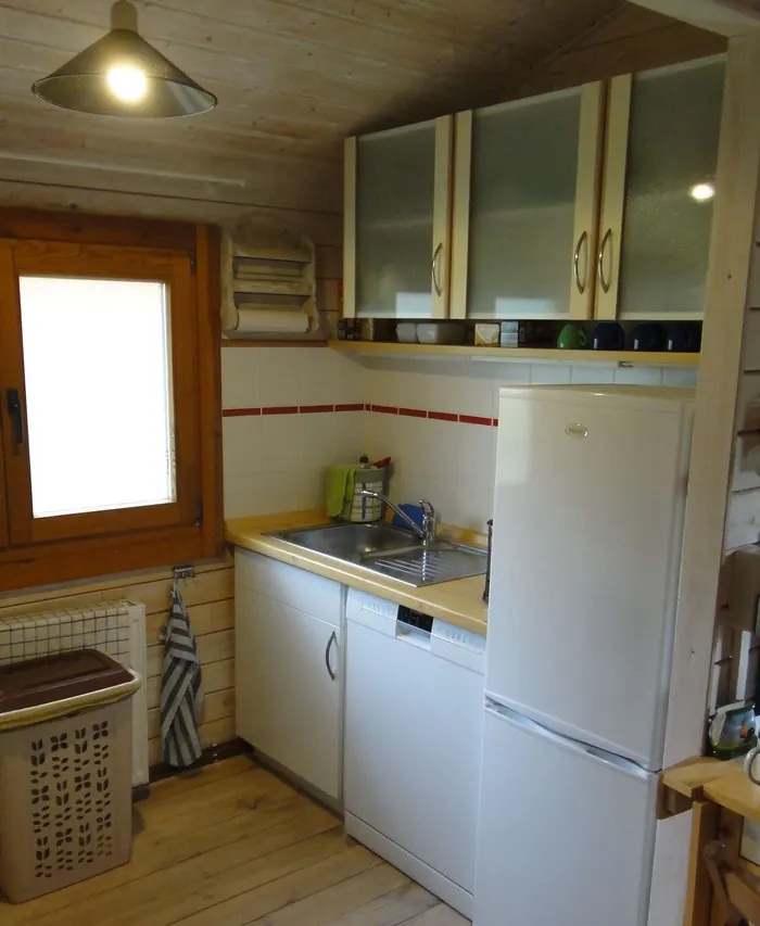 Küche mit Geschirrspüler und Kühlschrank, rechts