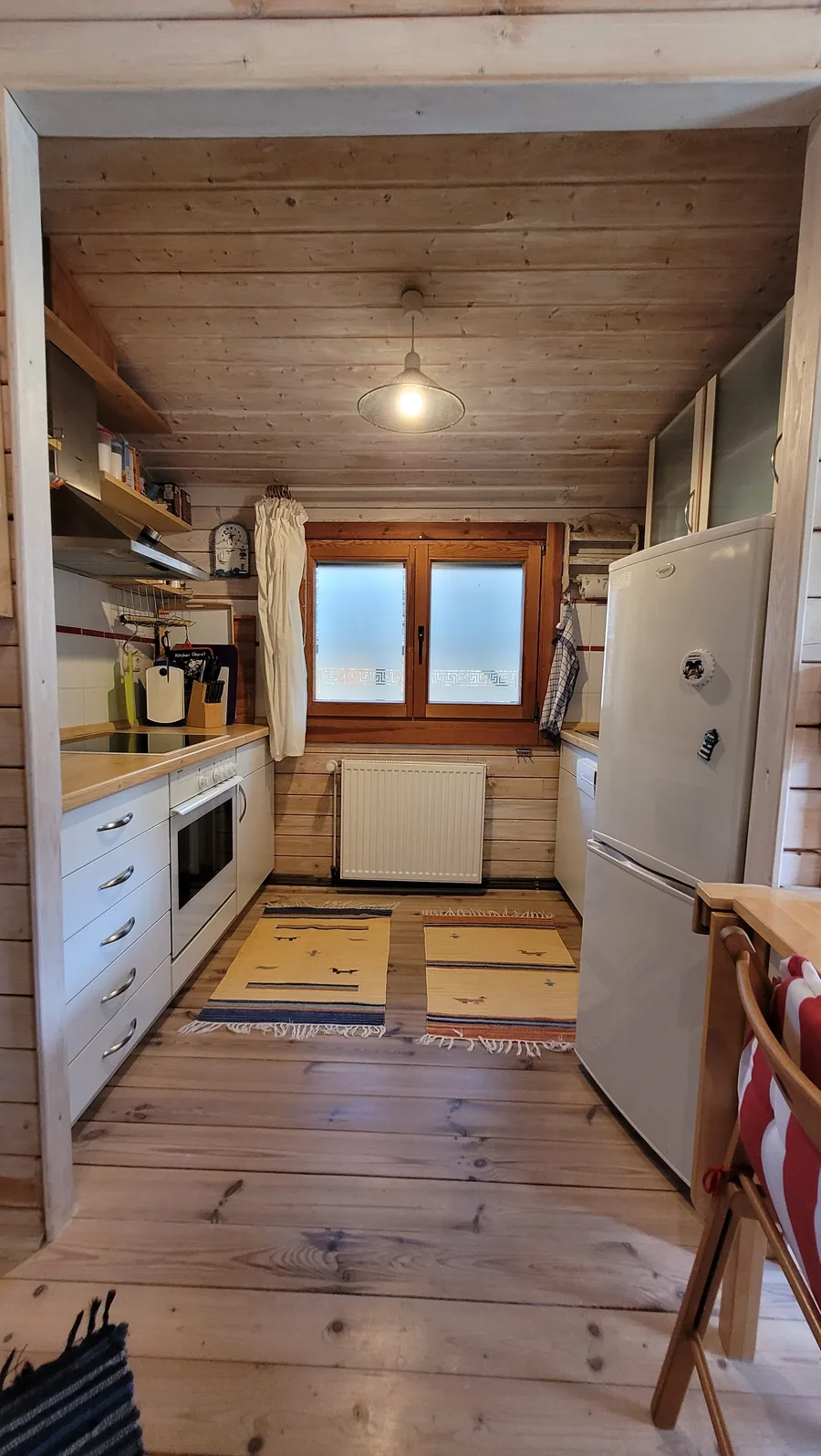 Küche, Blick zum Fenster, mittig