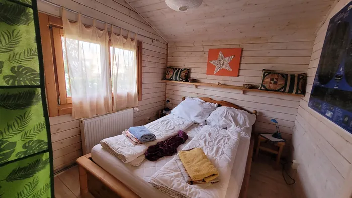 Schlafzimmer mit Doppelbett