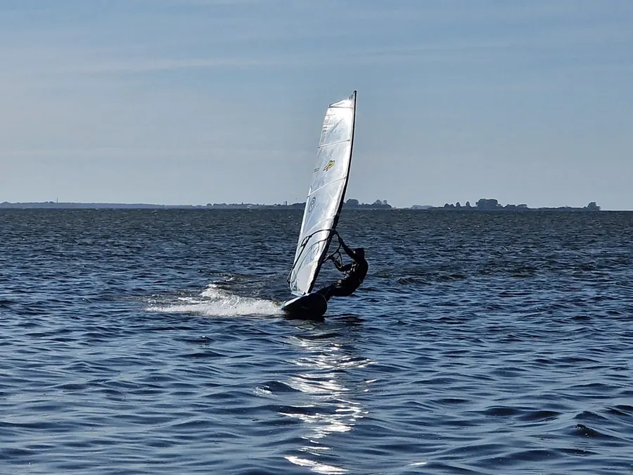 Windsurfer als Silhouette im Gegenlicht